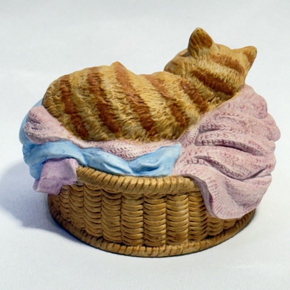 San Francisco Music Orange Cat Kitten Sleeping Laundry Plays Its a Small World - Picture 3 of 4